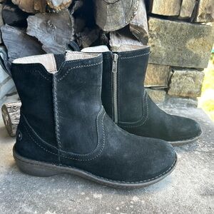 UGG Black Neevah Leather Suede Boots with  sheepskin lining Sz-9. R